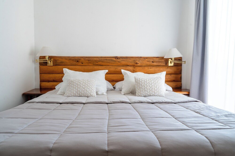 Outro quarto do hotel em Bariloche, com cama e decoração simples