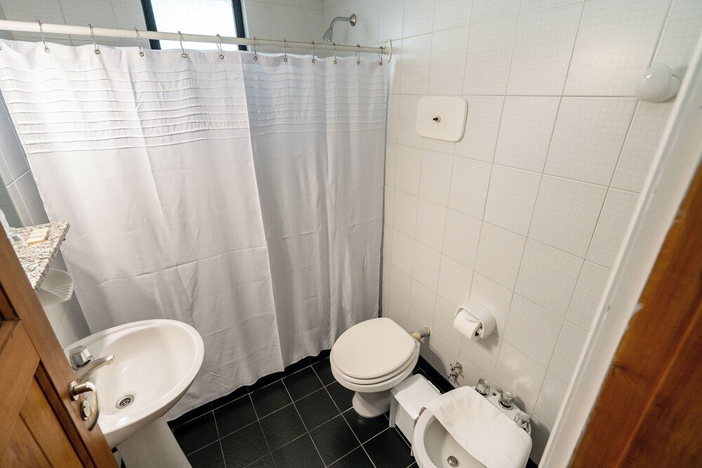 Banheiro do hotel com chuveiro e acabamento moderno
