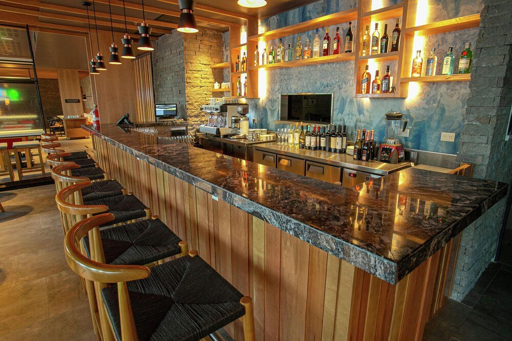 Bar do Hampton by Hilton Bariloche com ambiente moderno