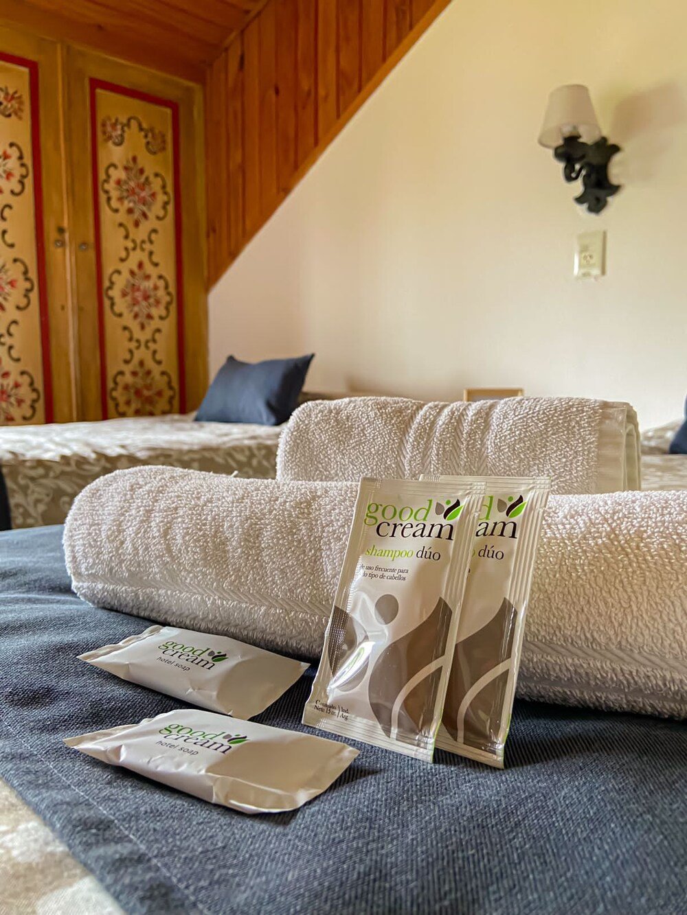 Quarto da Hostería Suiza com cama e decoração simples