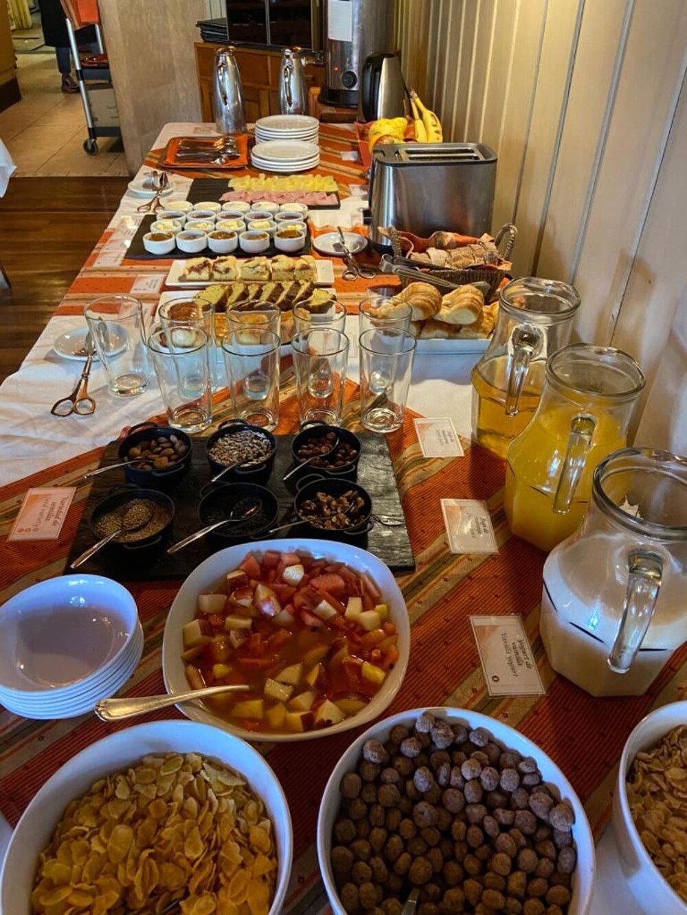 Buffet de café da manhã da Hostería Suiza