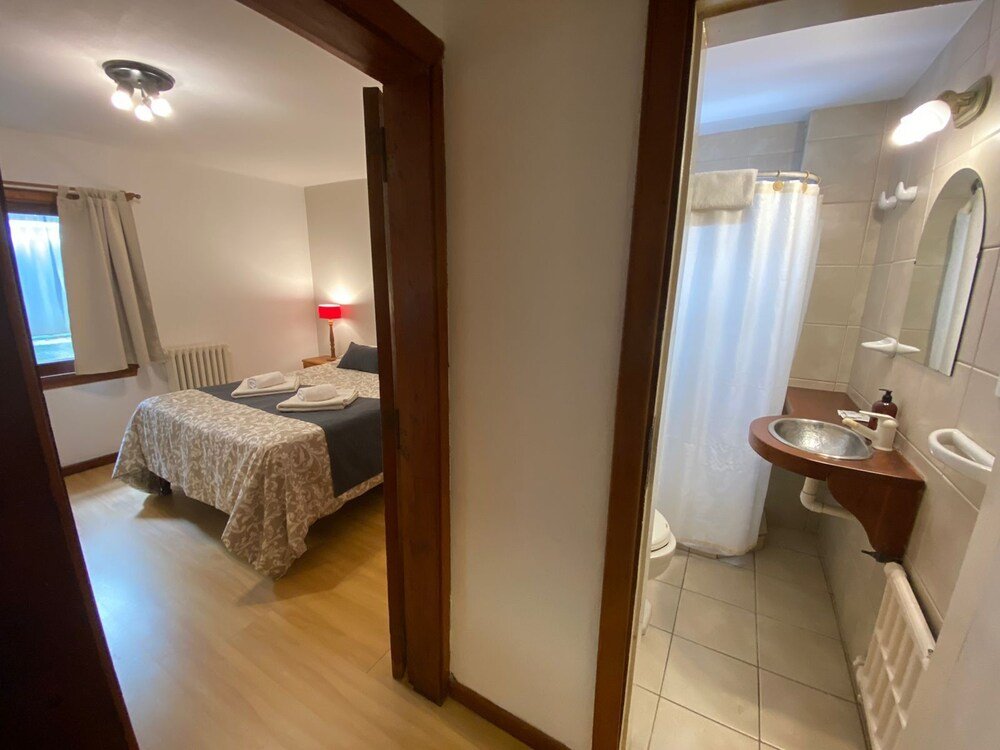 Quarto da pousada com camas e armário