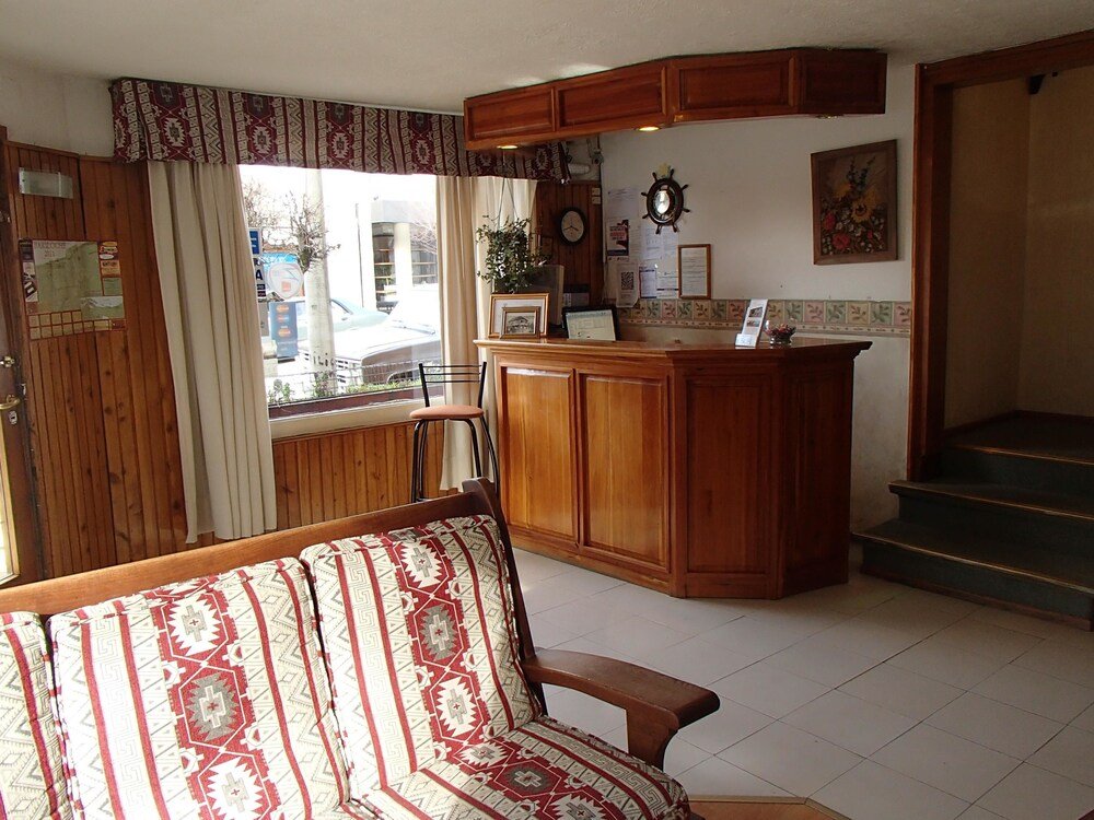 Sala de estar da pousada com sofás