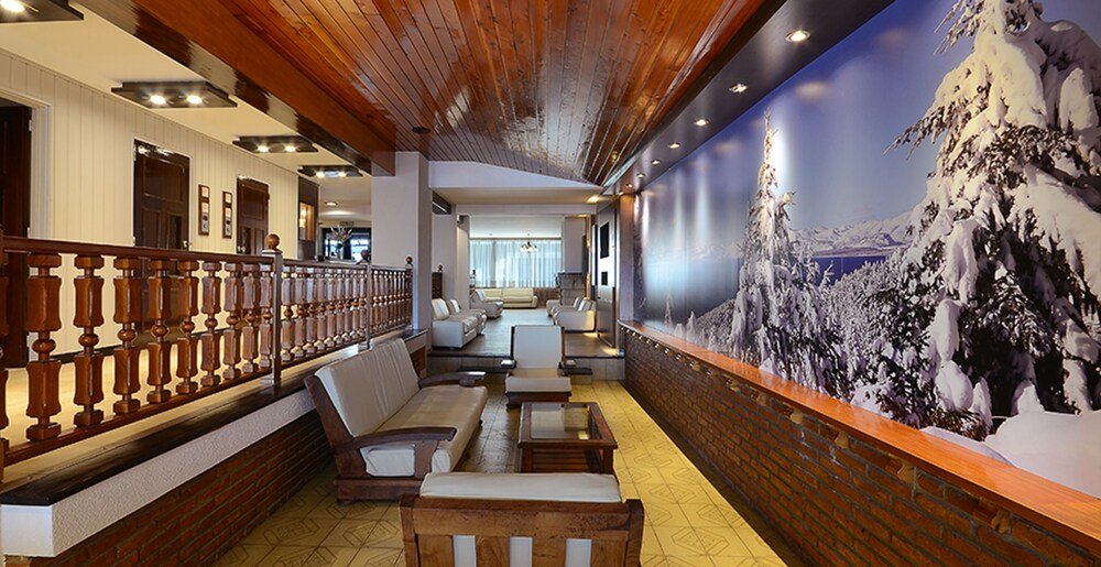 Saguão do Hotel Concorde com recepção e sofás