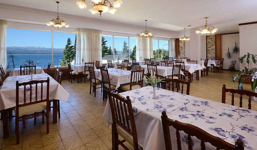 Área de refeições do hotel com mesas arrumadas