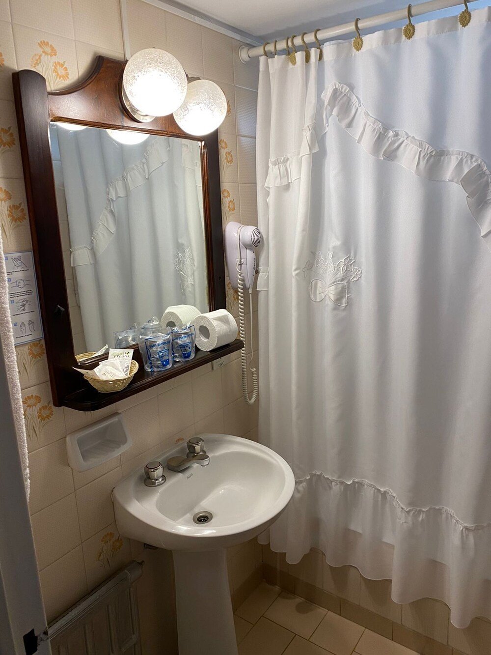 Banheiro do hotel com chuveiro e bidê