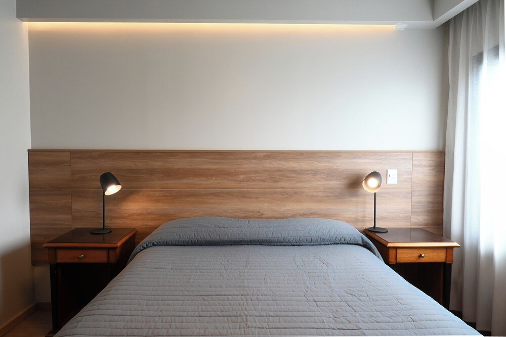 Quarto do Hotel Nevada com cama e decoração sóbria