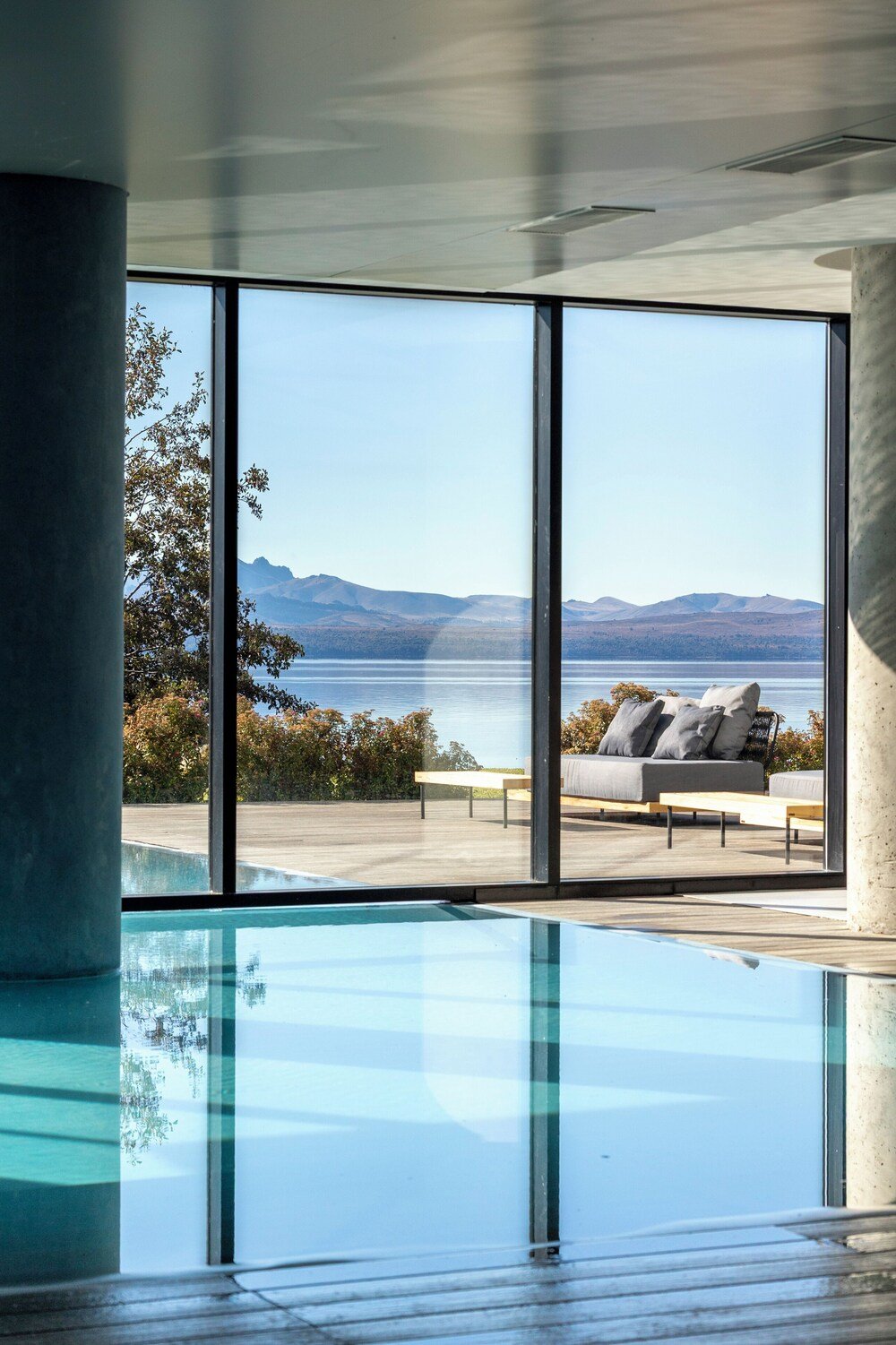 Área interna do Radisson Blu Bariloche com decoração moderna